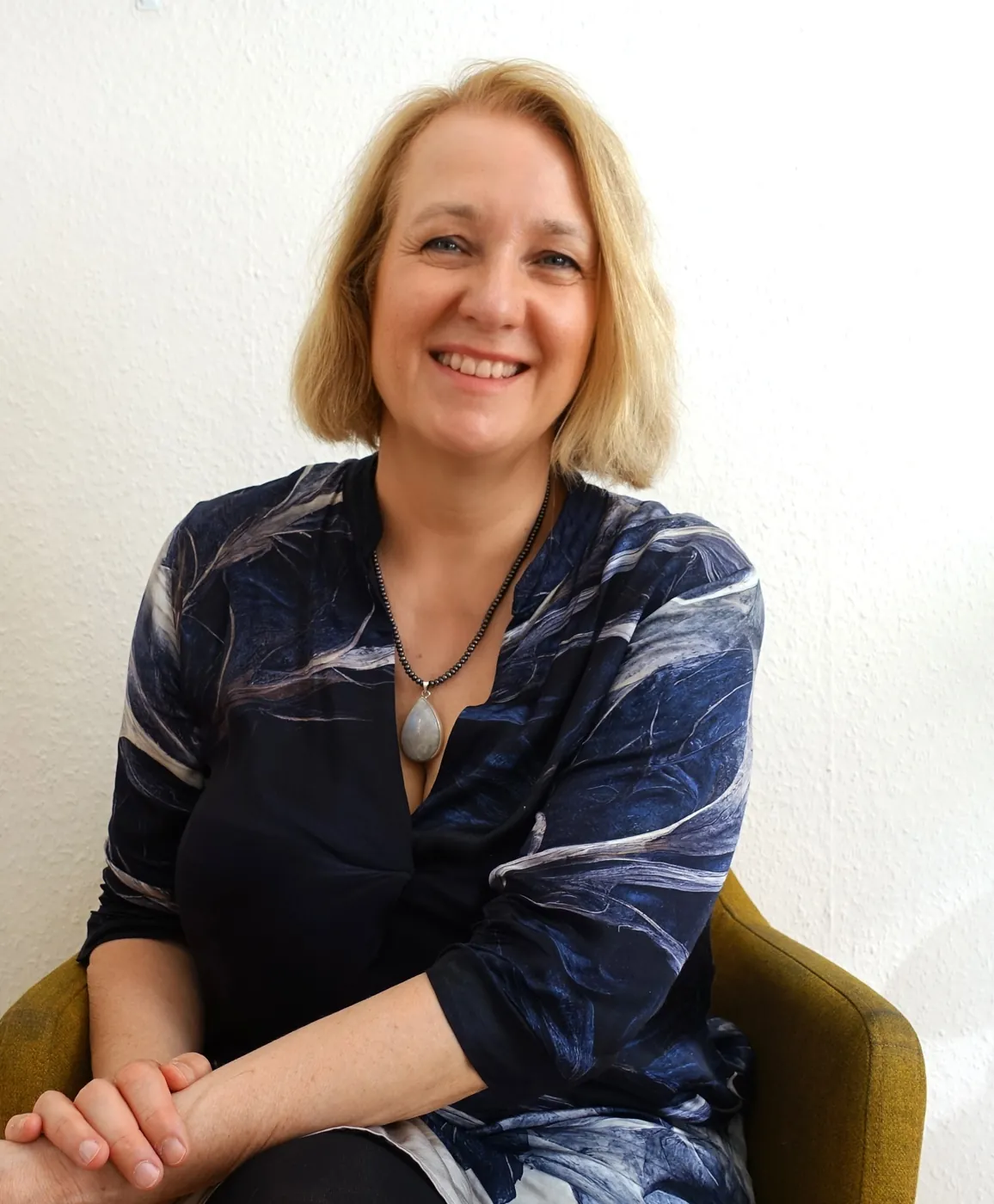 Kirsten Stubbe lachend im Sessel